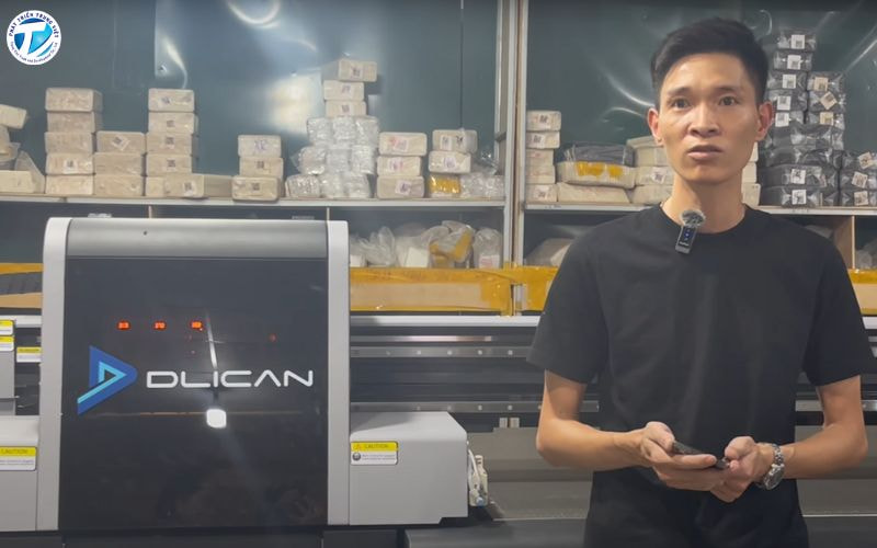 Anh Đạt - KTV xưởng TBK rất hài lòng khi vận hành máy in UV Dlican